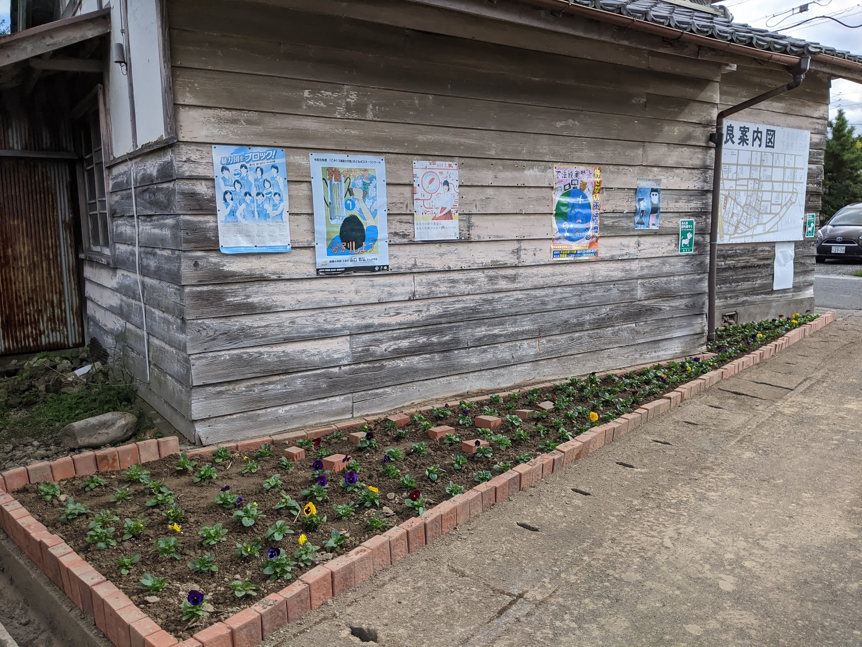 岐阜市ハイカラレンガで下奈良公民館に花壇 岐阜市議会議員 浅野まさき